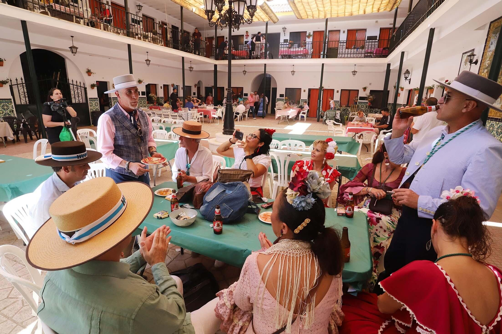 Imágenes del ambiente El Rocío y en Casas de Hermandades