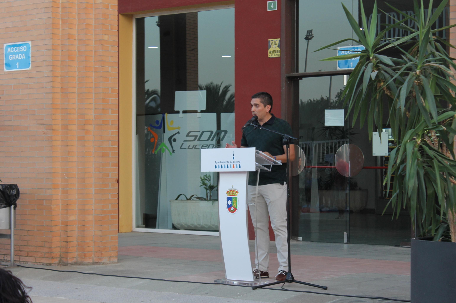 Las imágenes de la emotiva dedicación del pabellón de Lucena al exalcalde Antonio Ruiz-Canela Las imágenes de la emotiva dedicación del pabellón de Lucena al exalcalde Antonio Ruiz-Canela