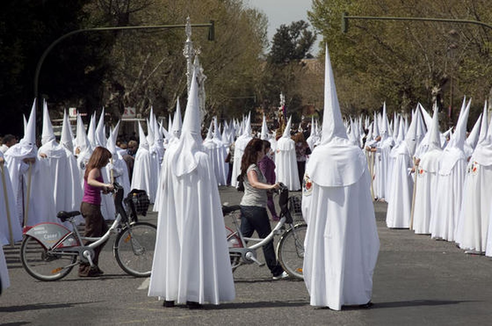 Muchas de las personas no respetan la procesión de los hermanos.

Foto: Jaime Martínez