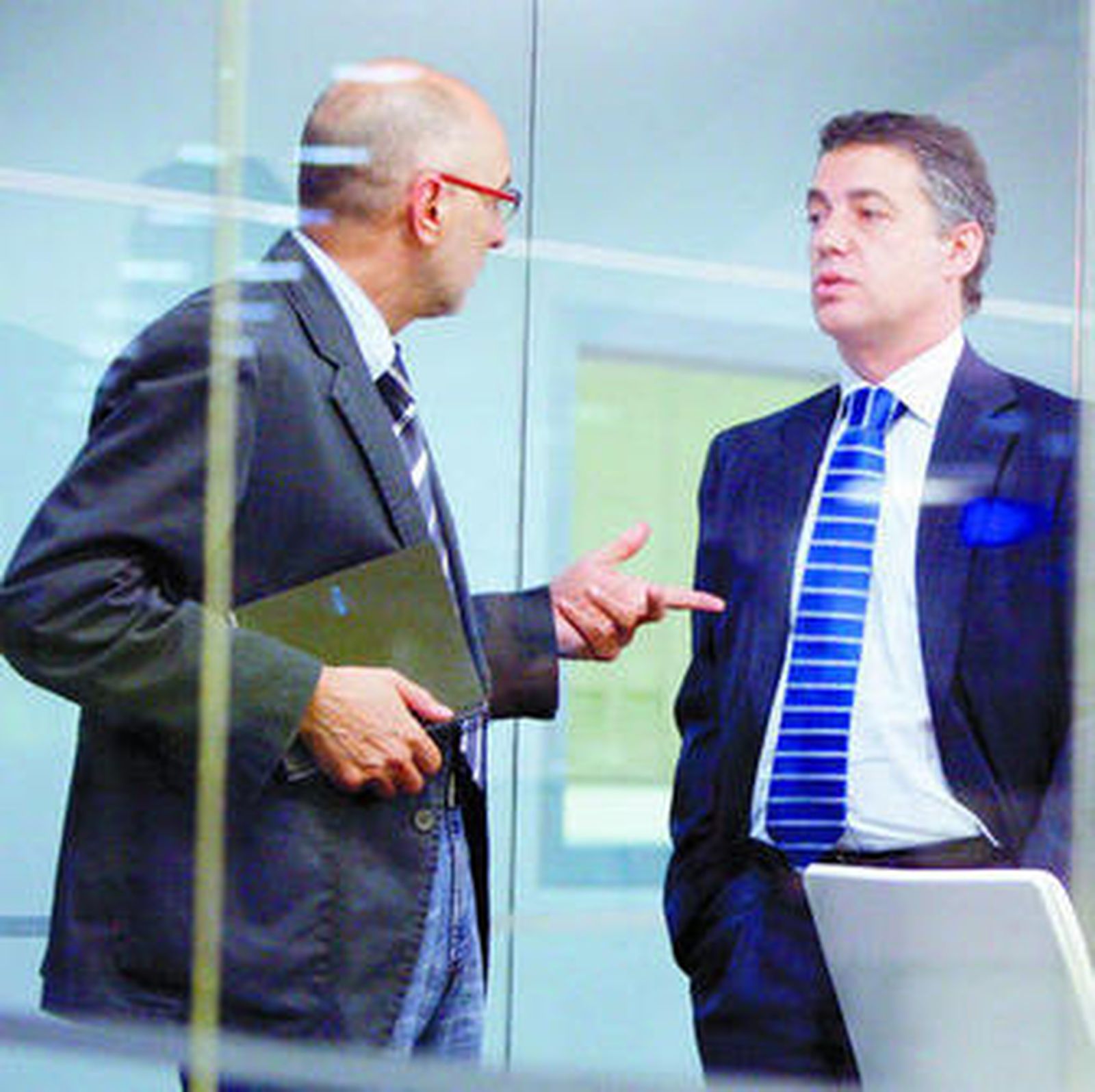 Ares y el líder del PNV, Íñigo Urkullu, ayer en la sede de EiTB.