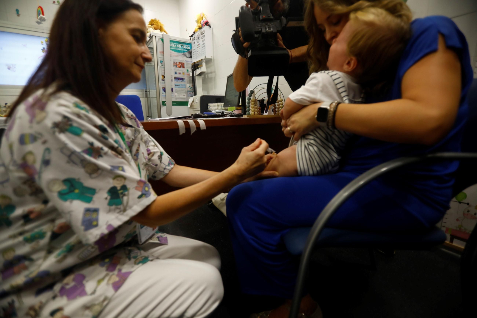 Una enfermera pone la vacuna a un niño en Córdoba.