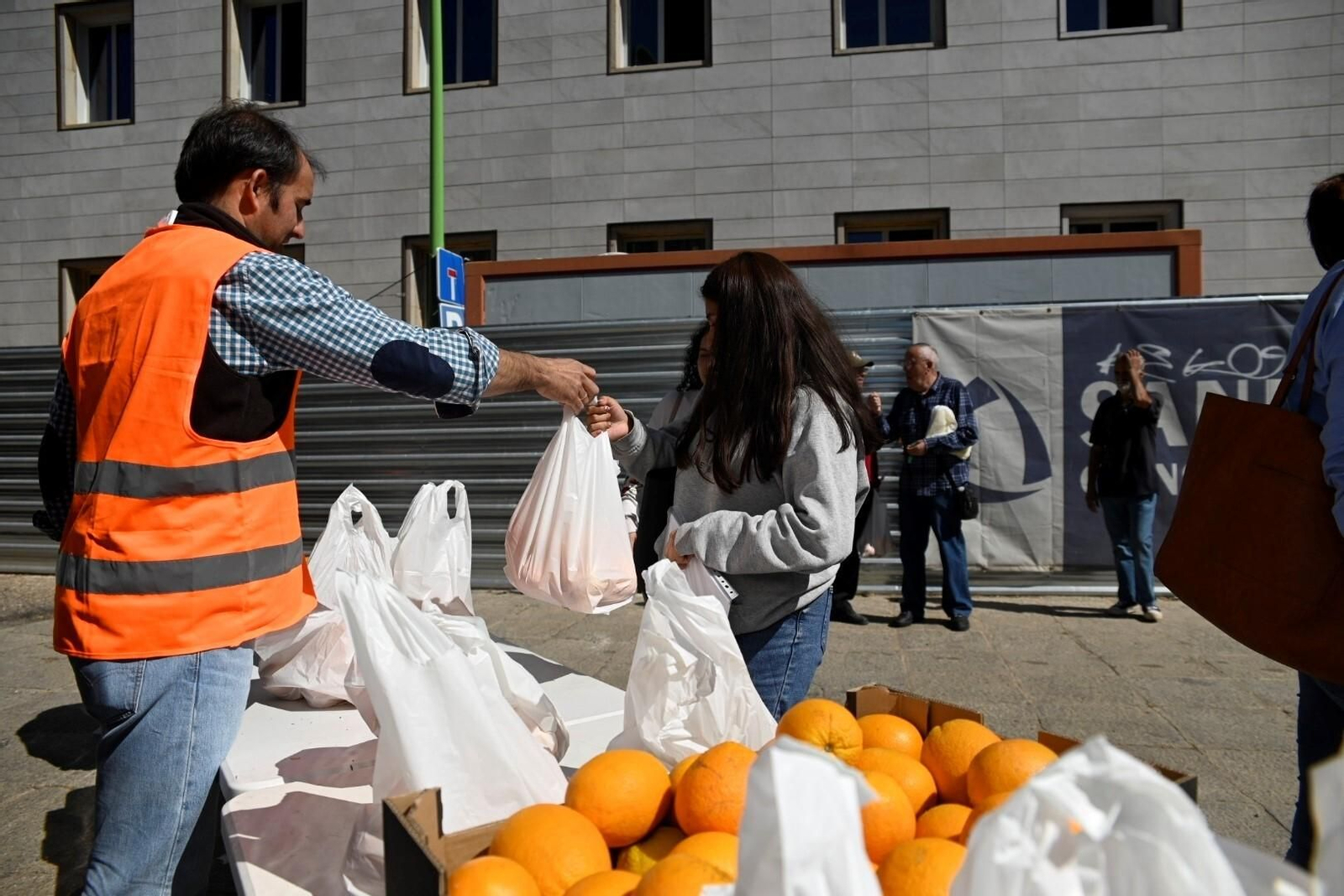 El reparto de naranjas en Córdoba en protesta por la situación del campo, en imágenes El reparto de naranjas en Córdoba en protesta por la situación del campo, en imágenes