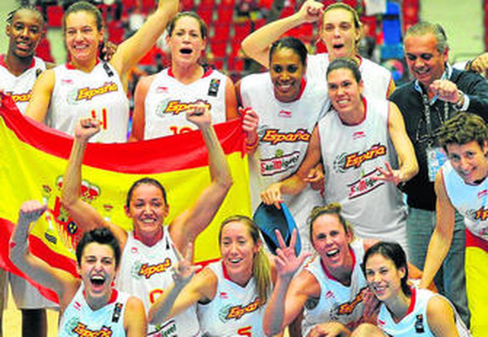 Las jugadoras españolas celebran sobre la pista su medalla de bronce.