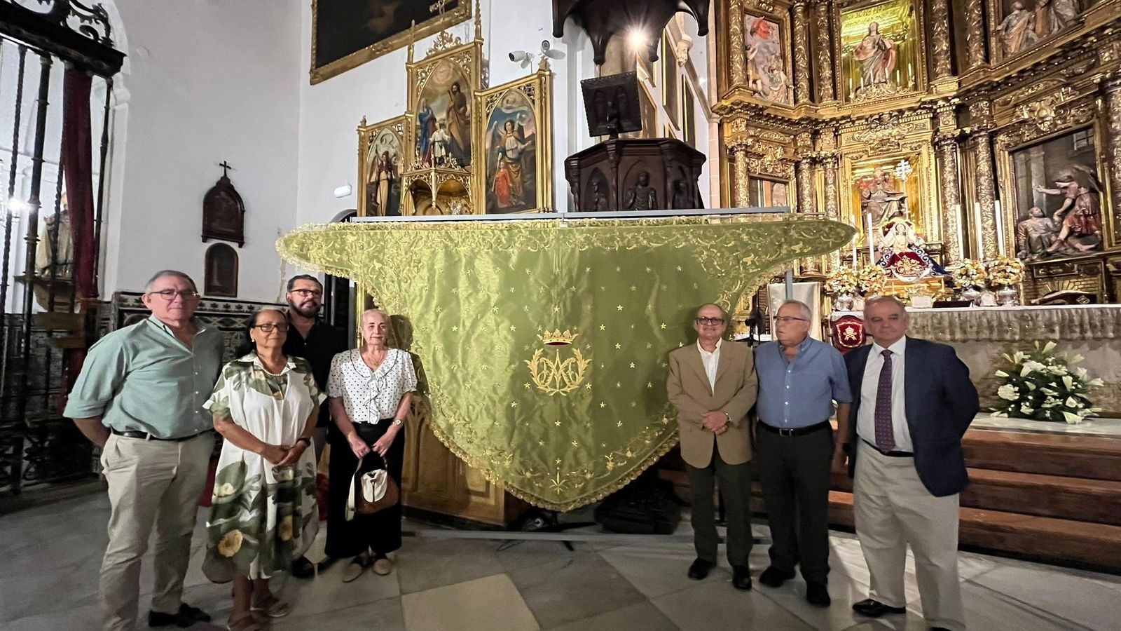 Acto de presentación del nuevo manto para la Divina Pastora