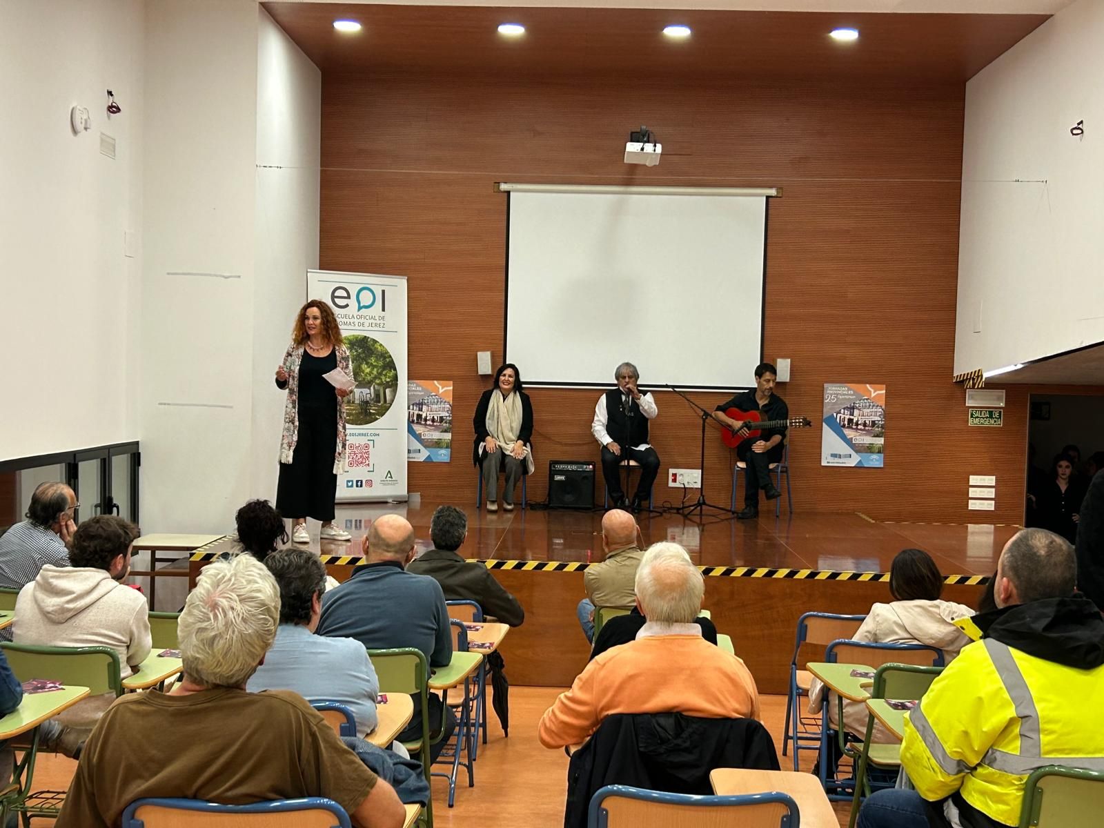 Un momento de la visita de María del Mar Moreno y Antonio Malena, a la Escuela de Idiomas.