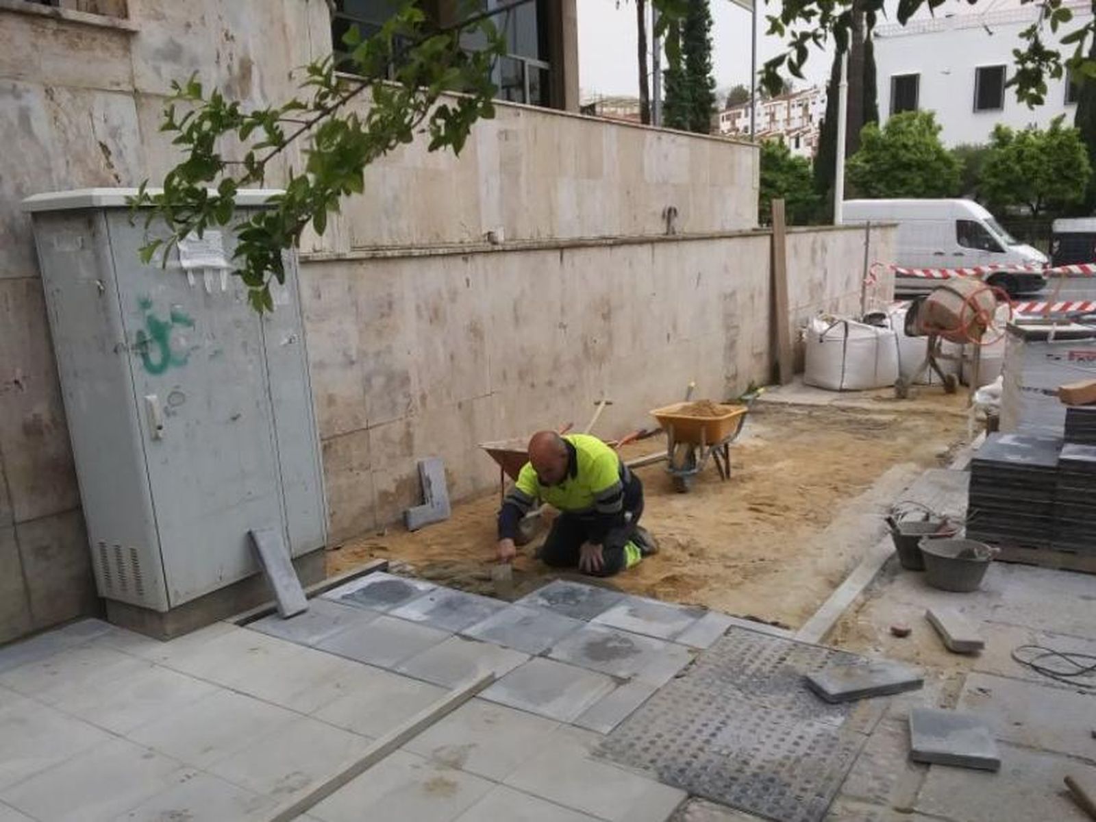 Reparación de la calzada en la Plaza del Velódromo junto al hotel NH Luz.