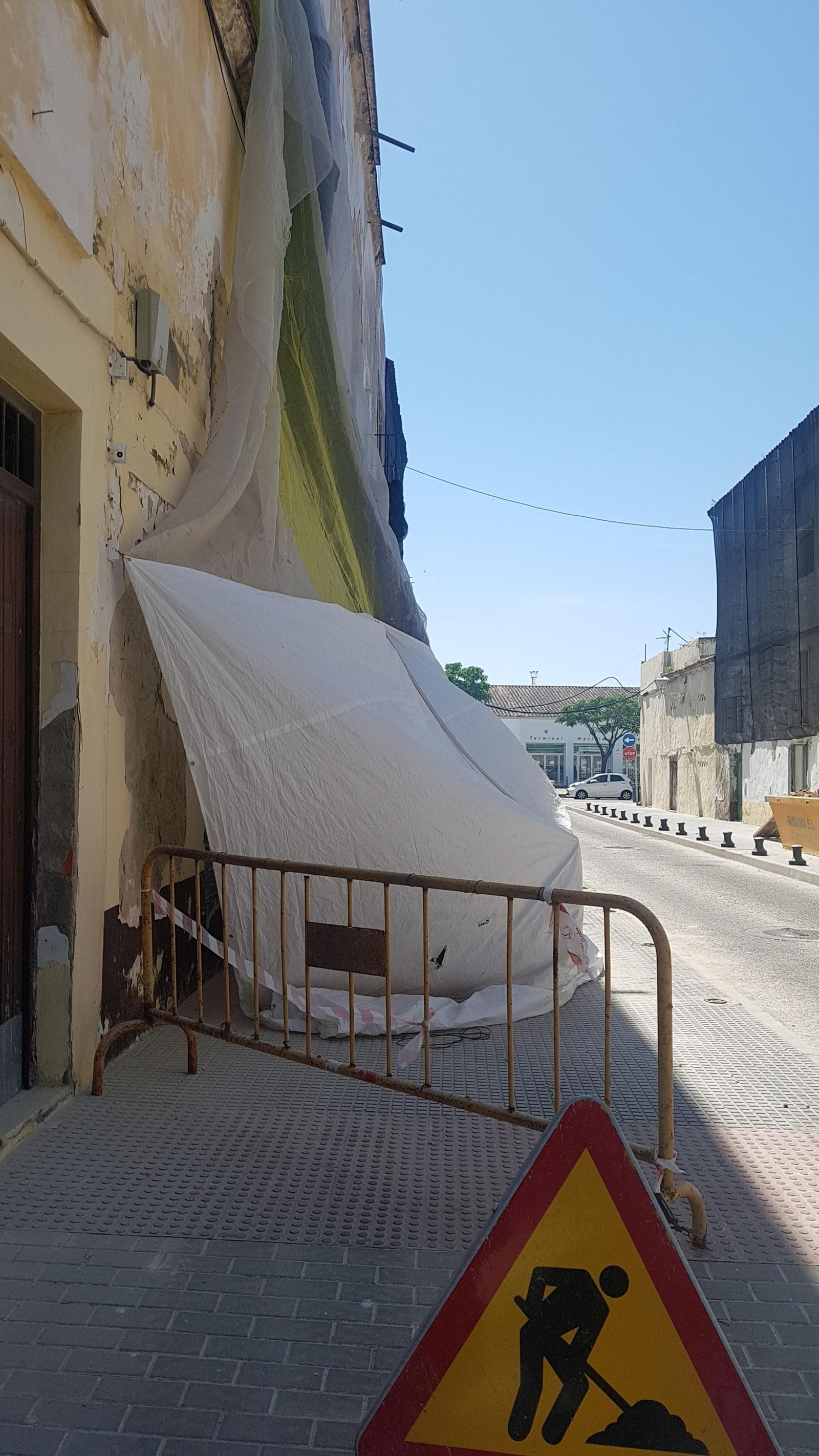 La rampa para el desescombro se ha instalado por la Calle Cadenas.
