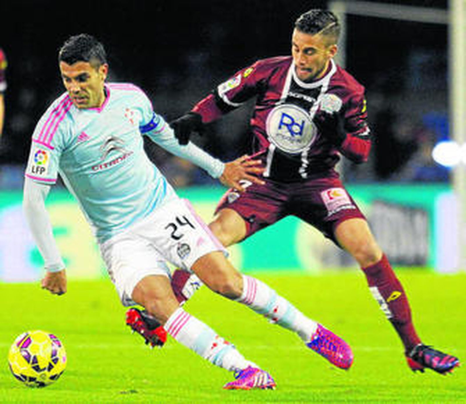 Fausto Rossi trata de arrebatar el balón al celtiña Augusto Fernández.