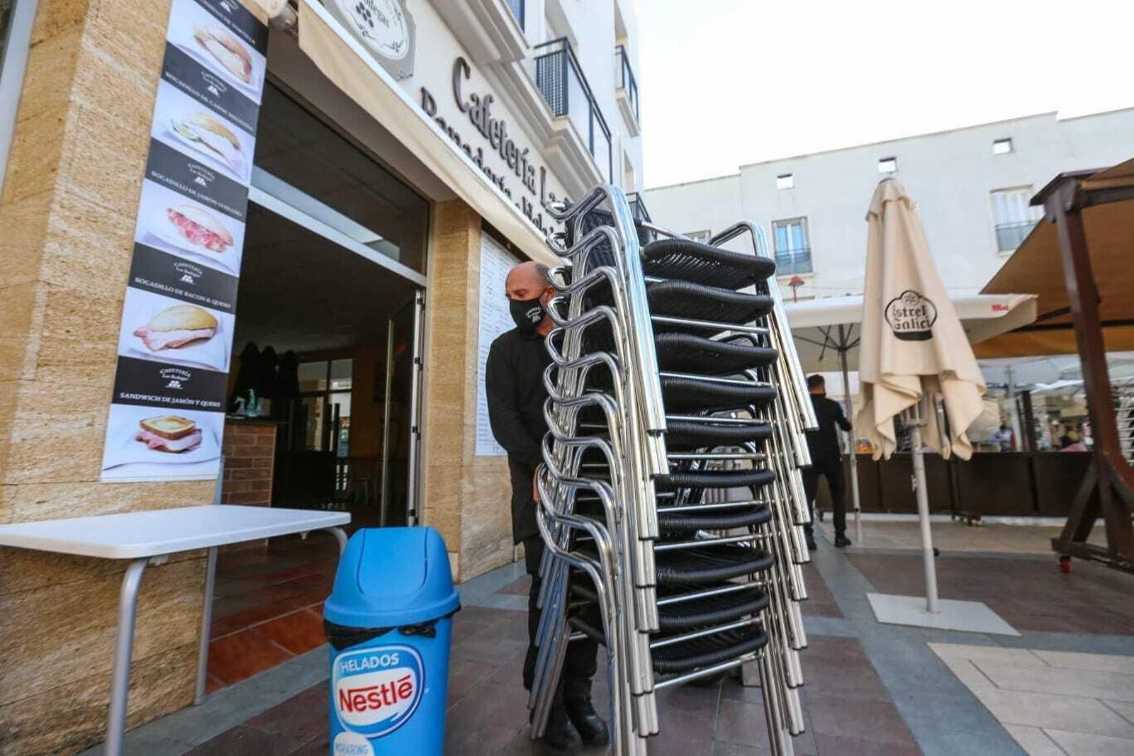 Imágenes de la primera jornada de cierres en bares y comercios de Chiclana