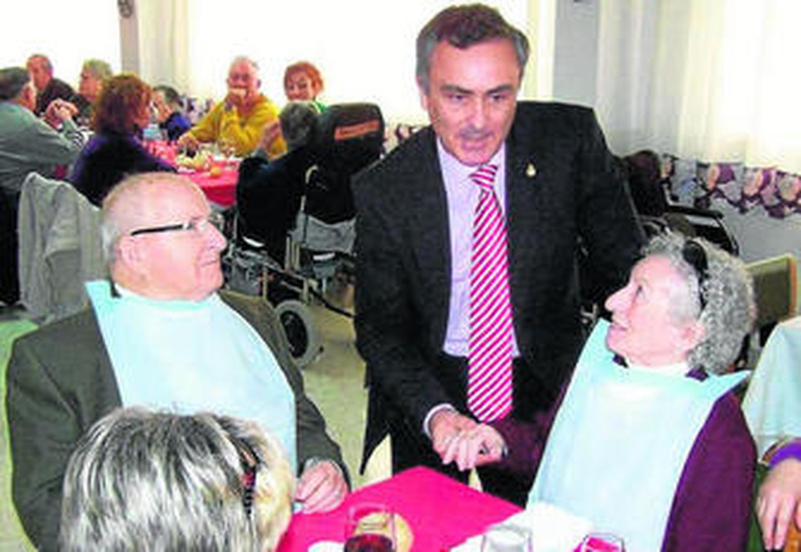 Juan Carlos Usero visita cada año a los mayores de la Residencia Asistida.