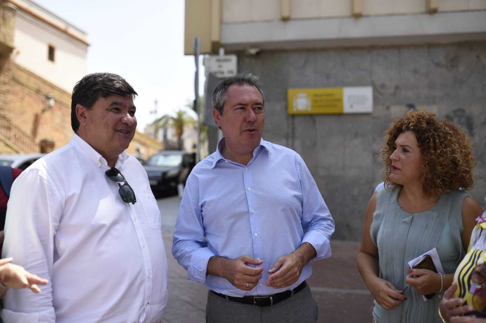 Juan Espadas entre Gabriel Cruz y María Eugenia Limón esta mañana en Huelva.