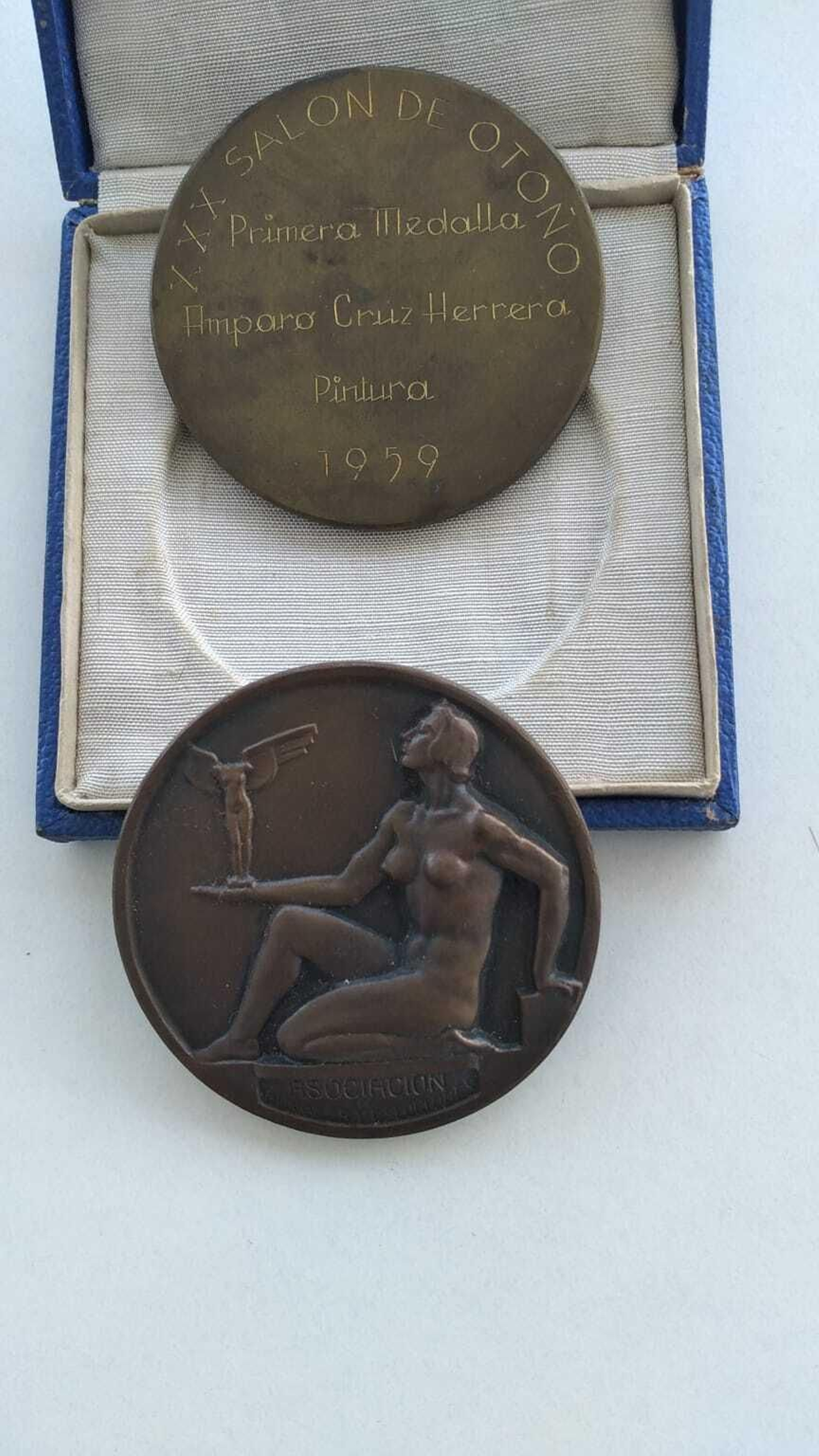 Primera medalla del Salón de Otoño ganada por Amparo Cruz Herrera (1959)