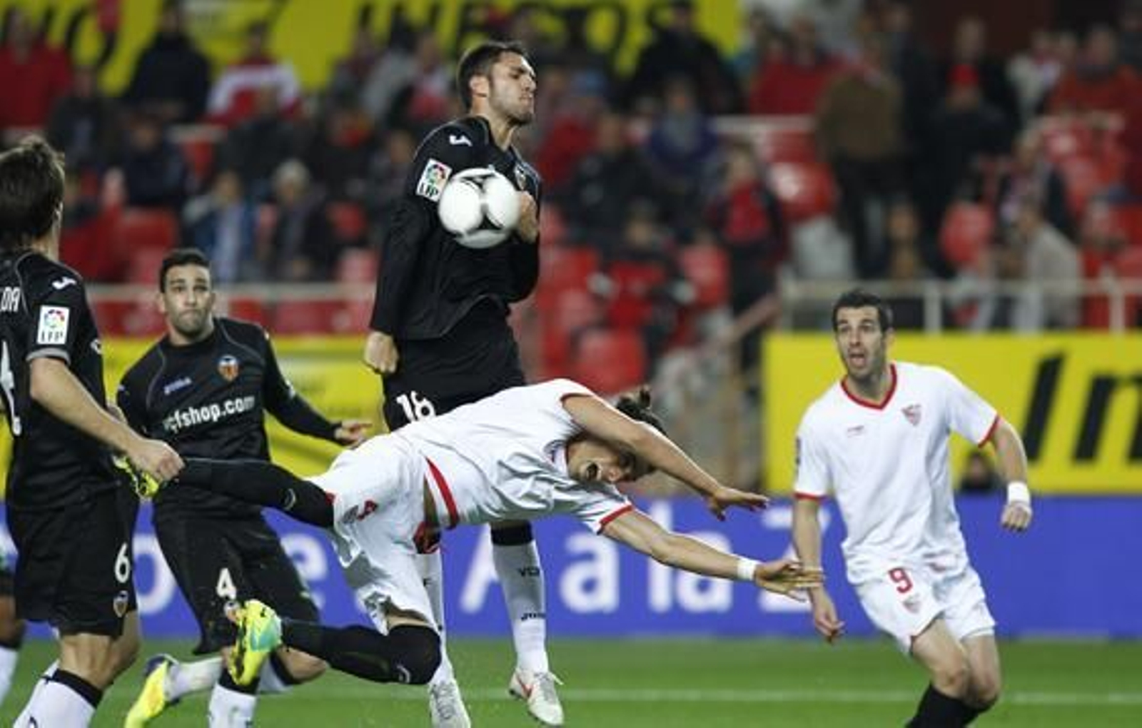 El Sevilla no puede remontar al Valencia en el Sánchez Pizjuán y queda eliminado de la Copa del Rey (2-1). / Antonio Pizarro