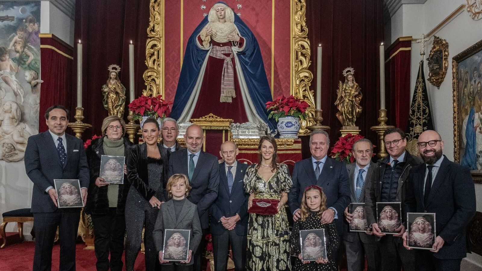 Fotografía de familia ante la dolorosa trianera