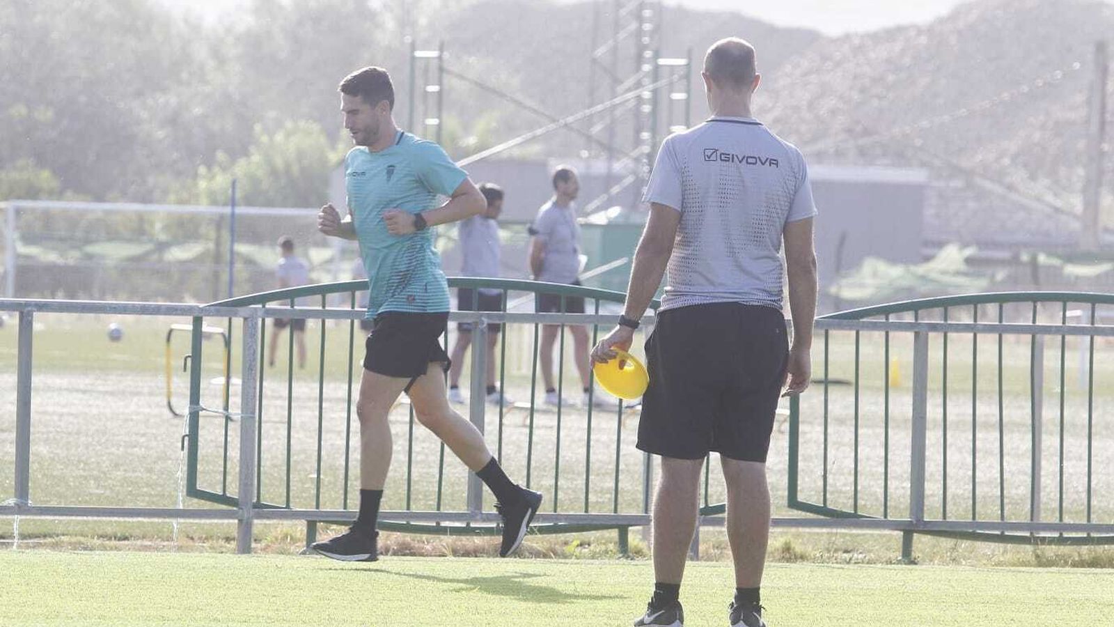 José Cruz realiza carrera continua en solitario ante la mirada de Javi Poveda.