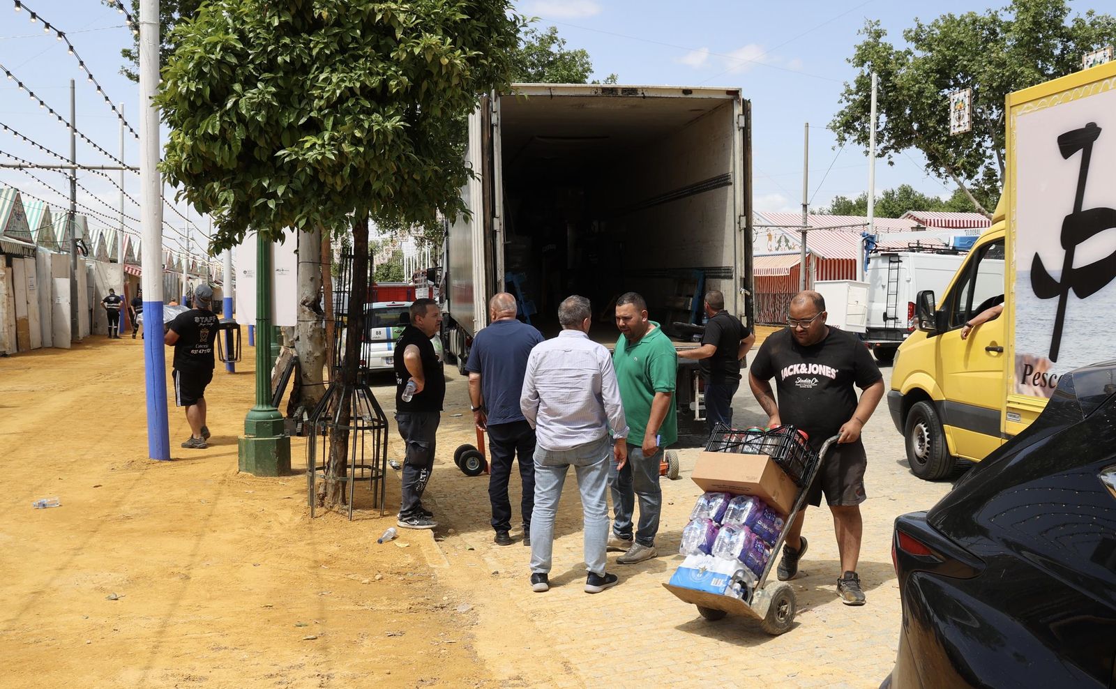 Montaje de la Feria tras el apagón