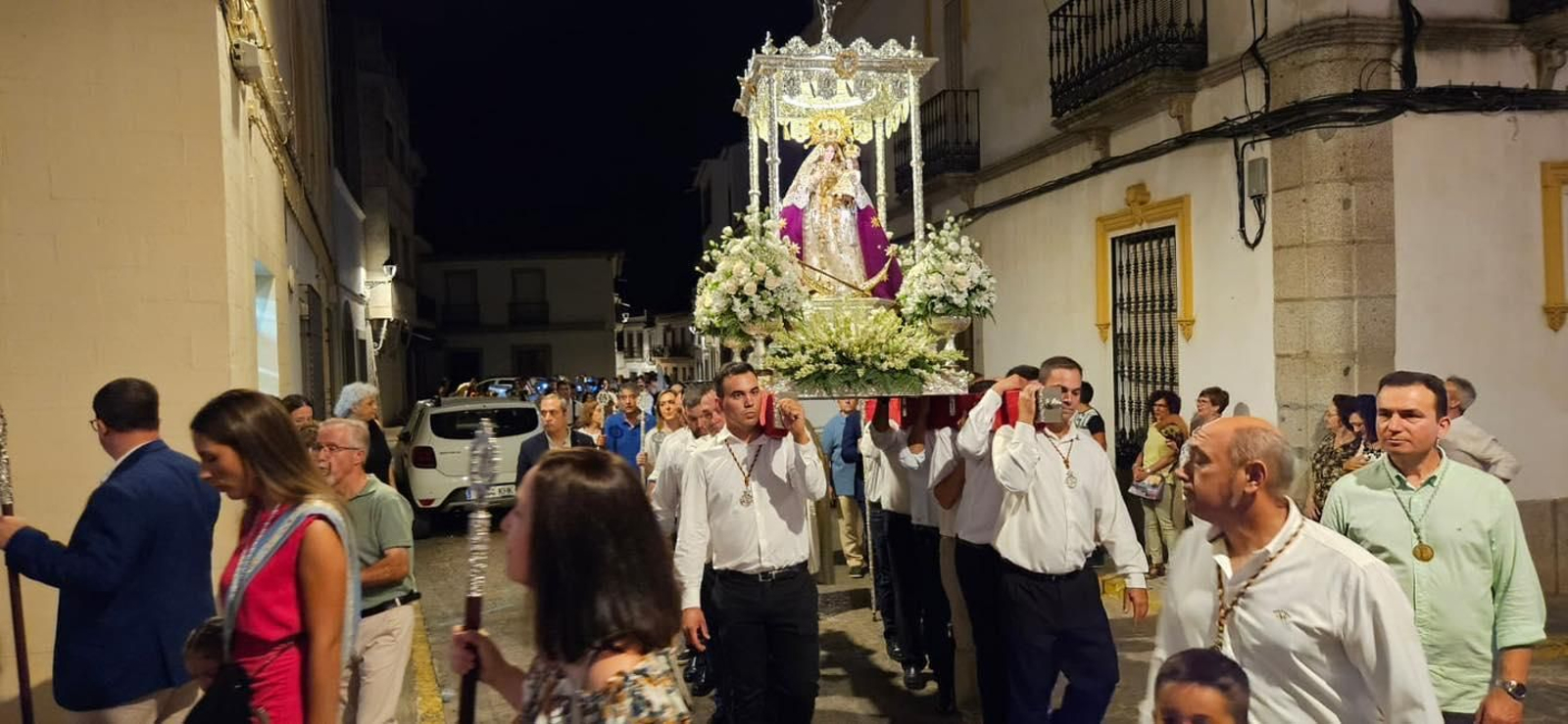La procesión de la Virgen de la Antigua en Hinojosa del Duque, en imágenes