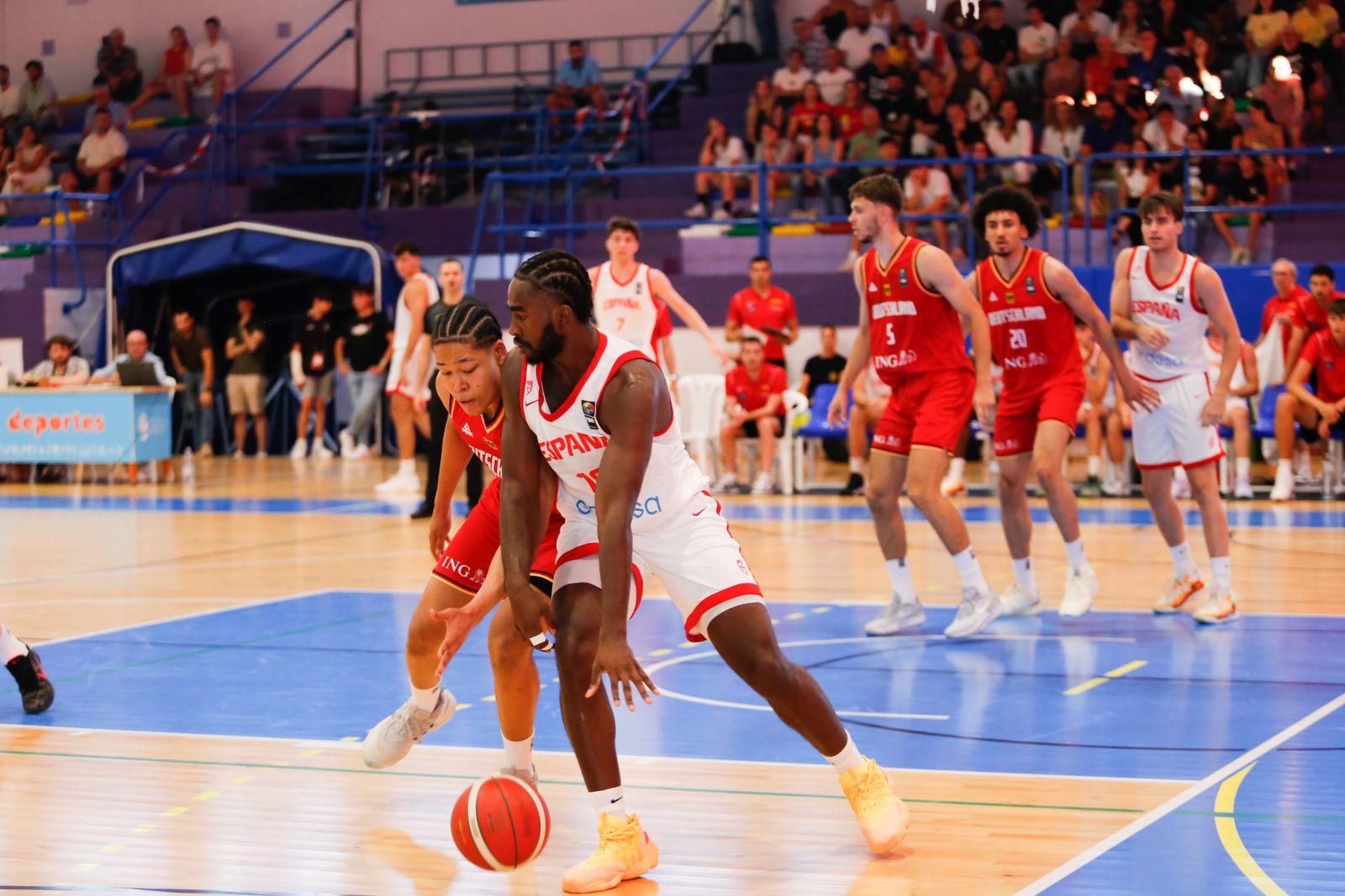 Las fotos de la primera jornada del torneo Internacional U20 de baloncesto de La Línea