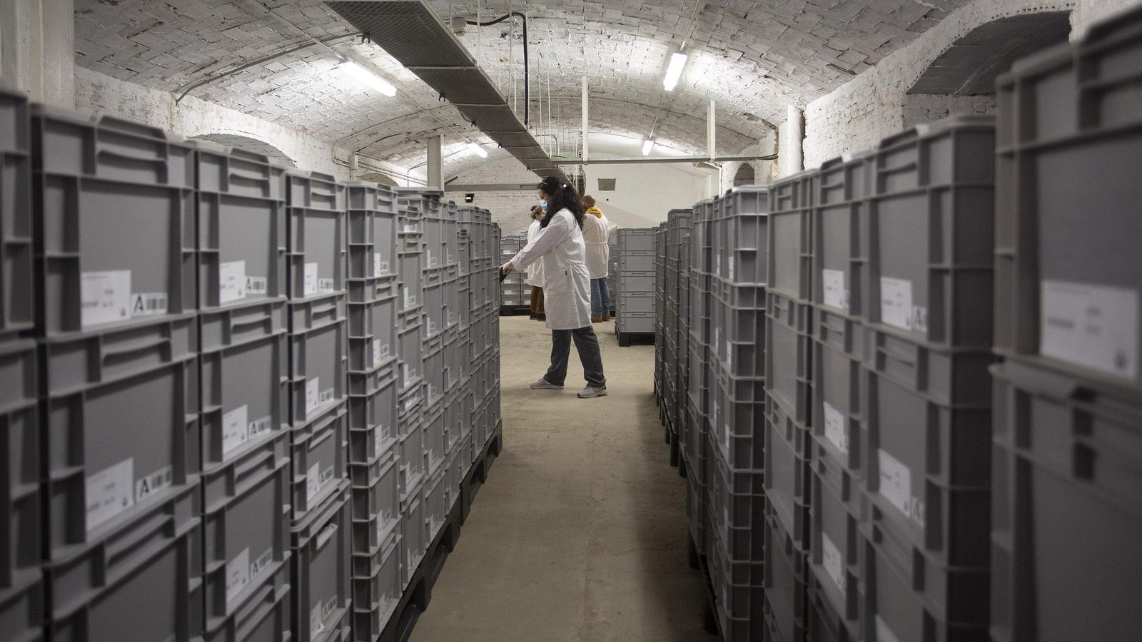 Almacenes del Arqueológico, con los contenedores listos para su traslado a San José de la Rinconada.