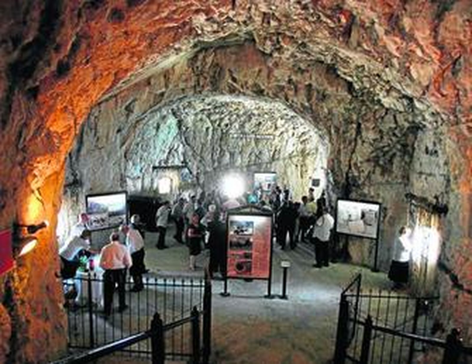 Imagen de Saint George's Hall, que ofrece magníficas vistas desde la cara norte del Peñón.
