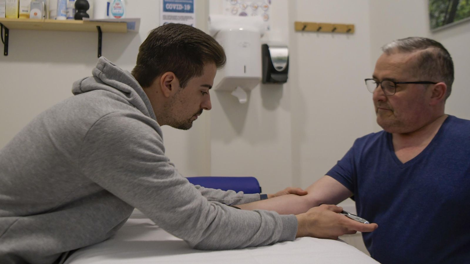 Los pacientes están siempre supervisados por profesionales. Los pacientes están siempre supervisados por profesionales.