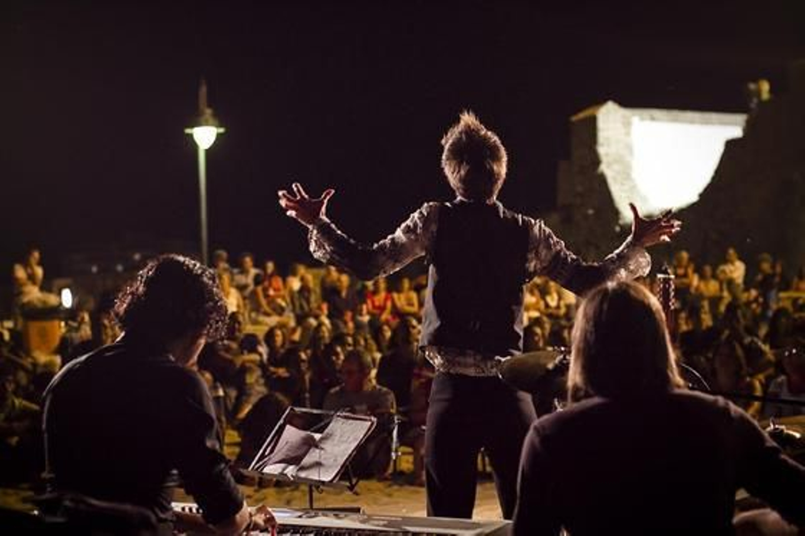 Los gaditanos disfrutan de una noche de cultura ´De sol a sol´. 

Foto: Lourdes de Vicente