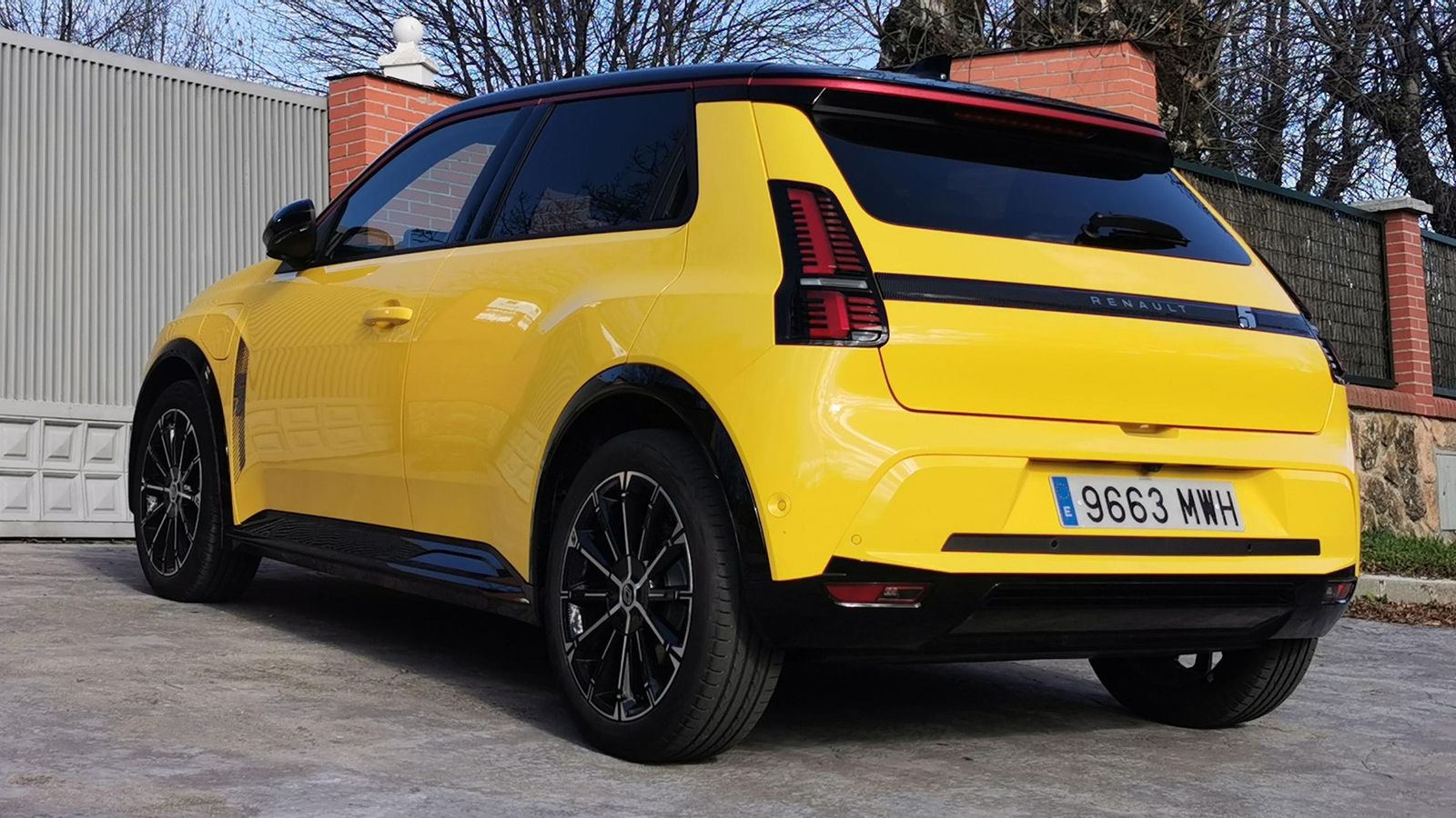 Se mire por donde se mire este Renault 5 E-Tech tiene, sin compartir ni una sola pieza en común, un innegable parentesco con los utilitarios de Renault con los que comparte denominación.