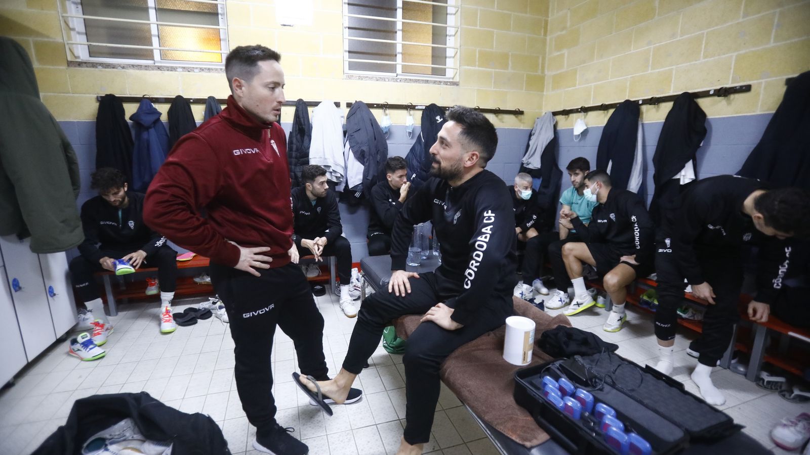 Nacho Osuna dialoga con Jesulito en el vestuario blanquiverde.