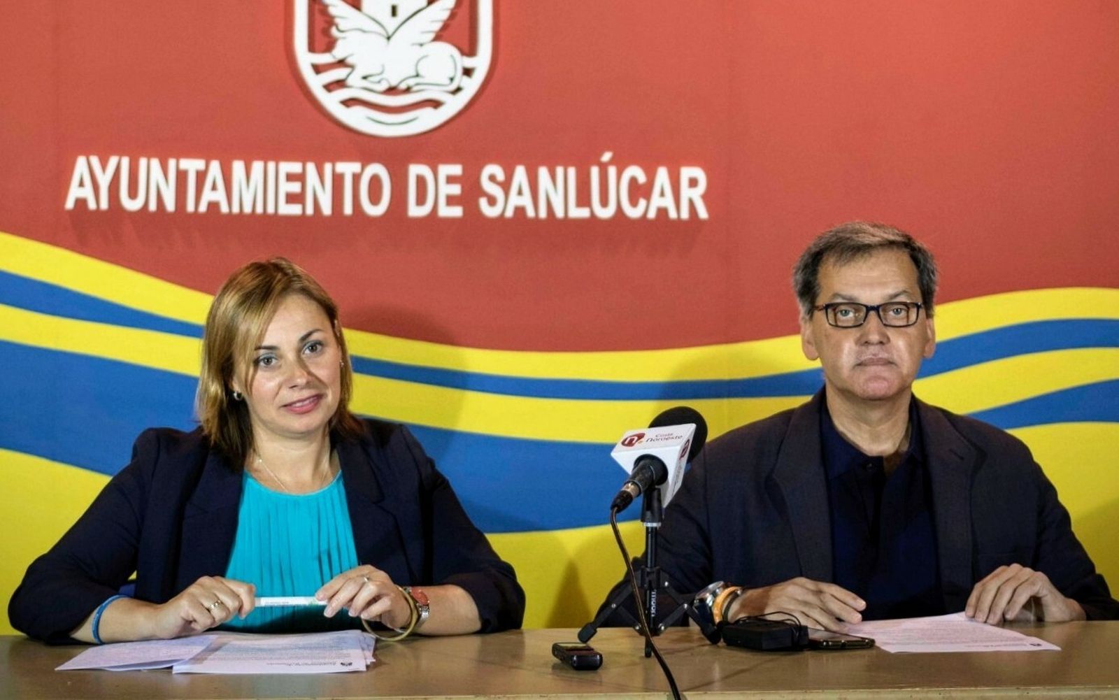Inmaculada Muñoz (PSOE) y Javier Gómez Porrúa (Cs), esta mañana en el Palacio Municipal.