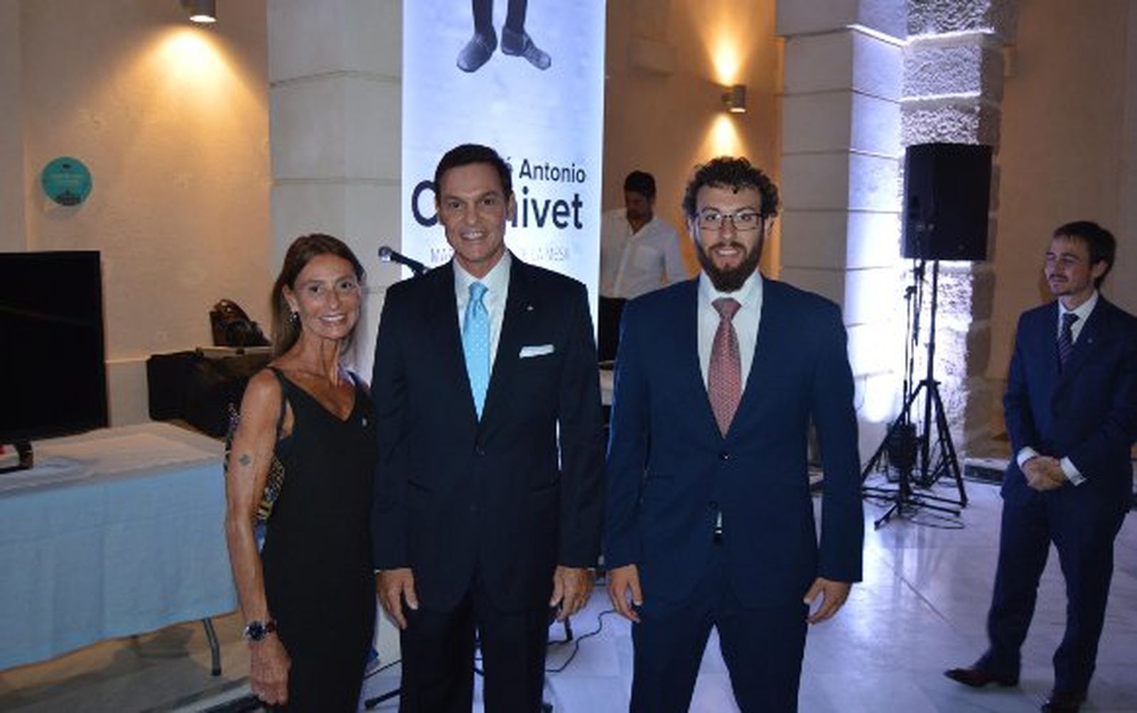 El cónsul de Argentina con Gabriela Núñez y  con Adrián Martínez de Pinillo.

Foto: Ignacio Casas de Ciria