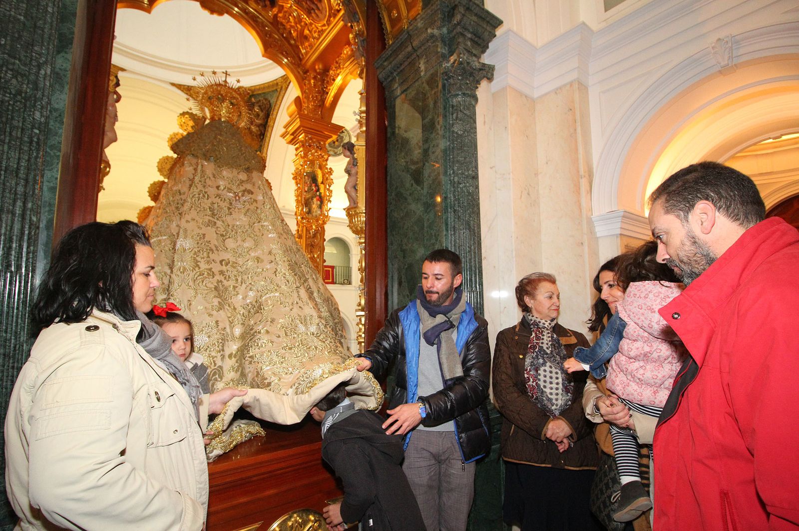 El Rocío celebra La Candelaria con la presentación de los niños a la Virgen, en imágenes