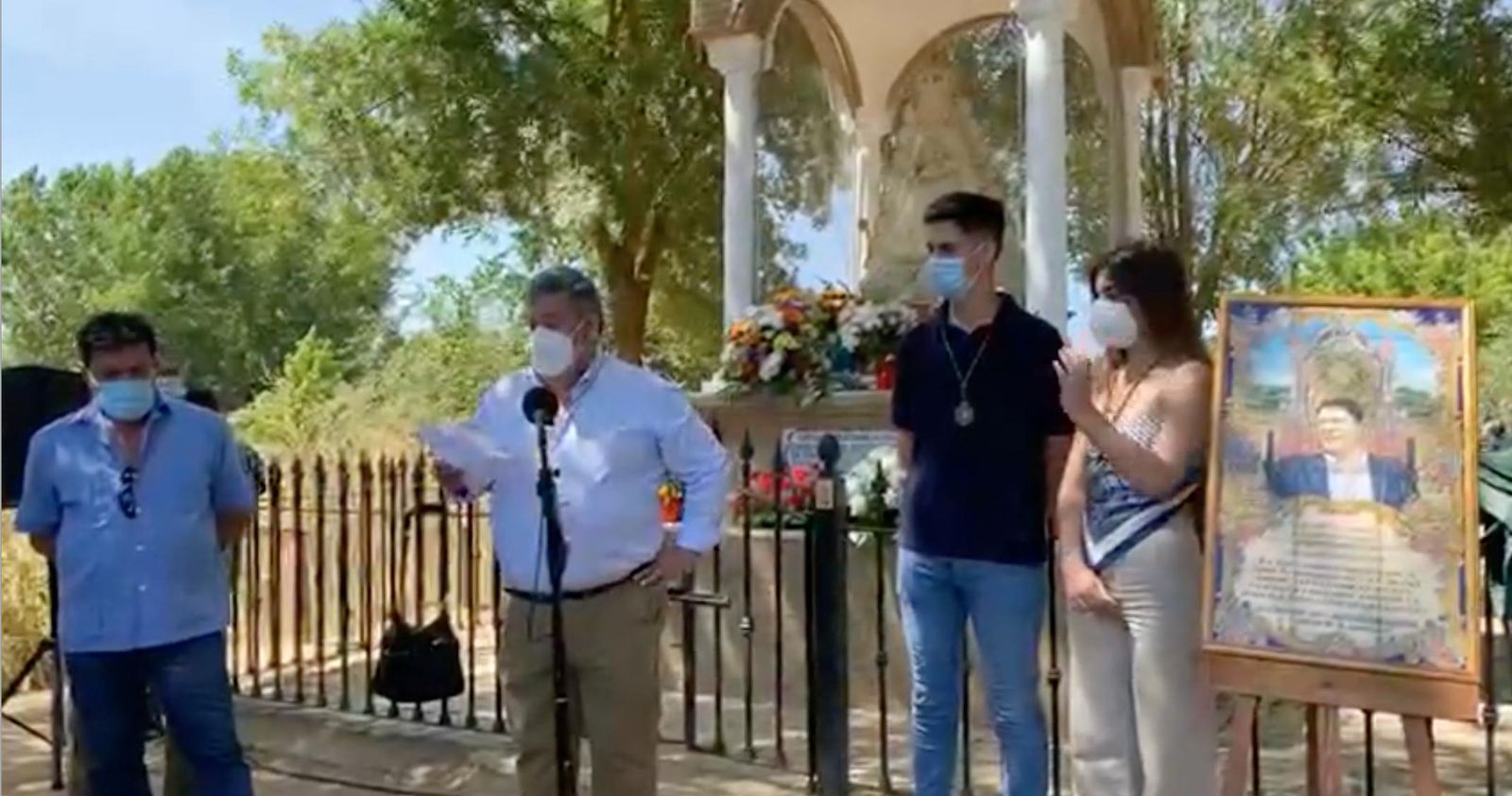 Un instante del homenaje a El Mani junto al monumento a la Virgen del Rocío del Quema