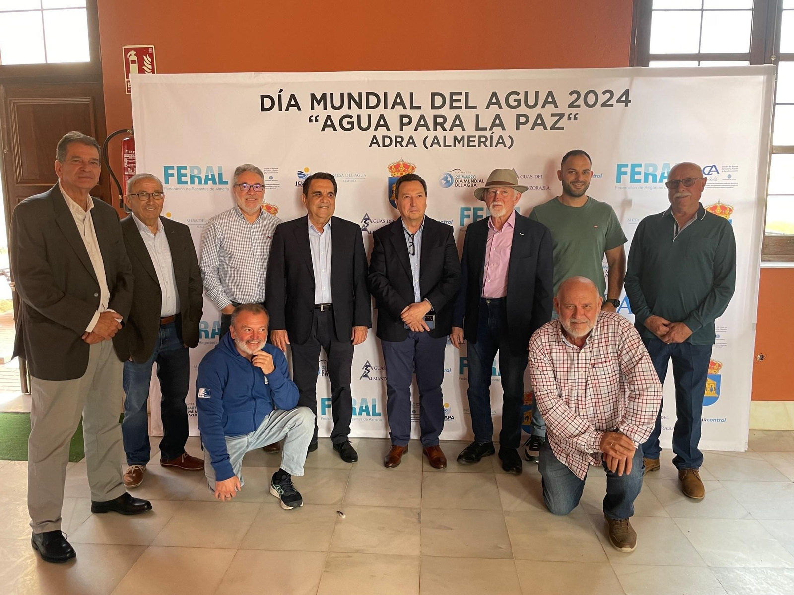Foto de familia de los componentes de la Federación de Regantes de Almería.
