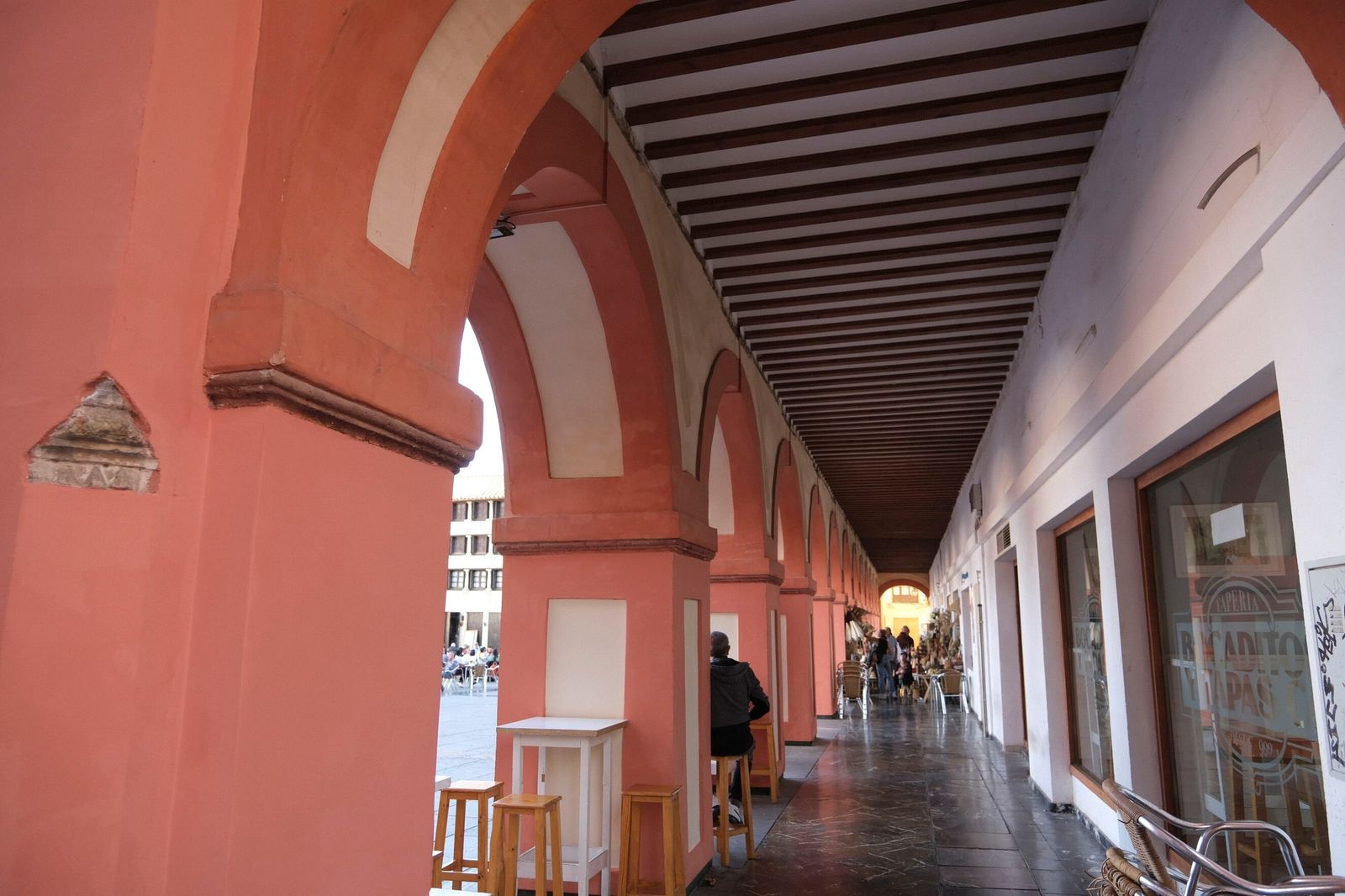 La plaza de la Corredera de Córdoba vuelve a lucir libre de pintadas, en imágenes