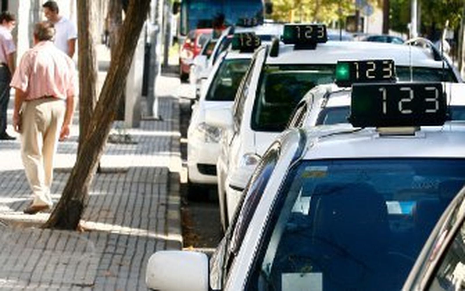 Un juez ordena el cese de actividades de Uber en España