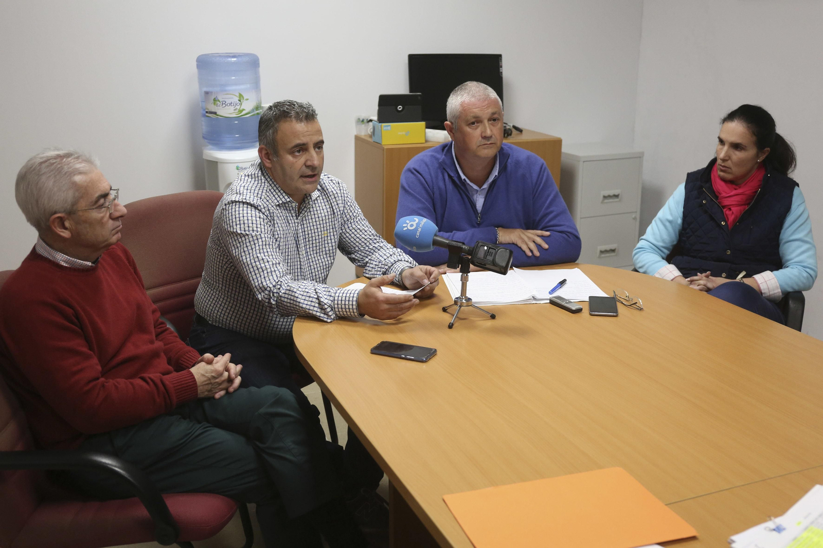 Representantes del sector del taxi en Málaga, ayer, en rueda de prensa. Representantes del sector del taxi en Málaga, ayer, en rueda de prensa.