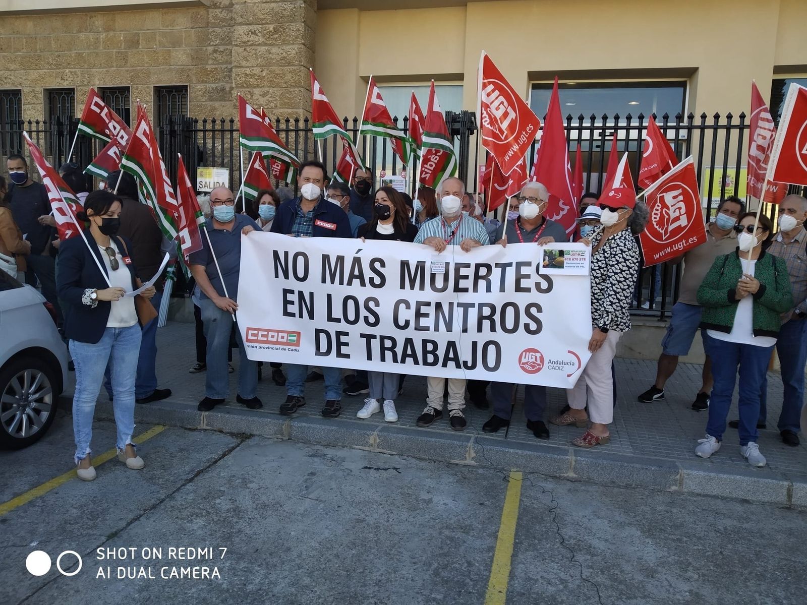 Representantes de UGT y CCOO protestan este miércoles ante la Subdelegación del Gobierno en Cádiz.