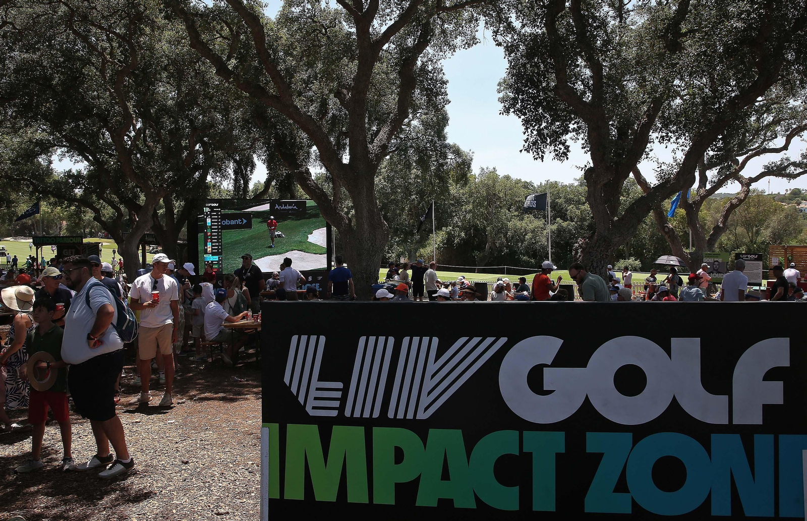Ambiente durante la primera jornada del LIV Golf Andalucía 2023 en Valderrama