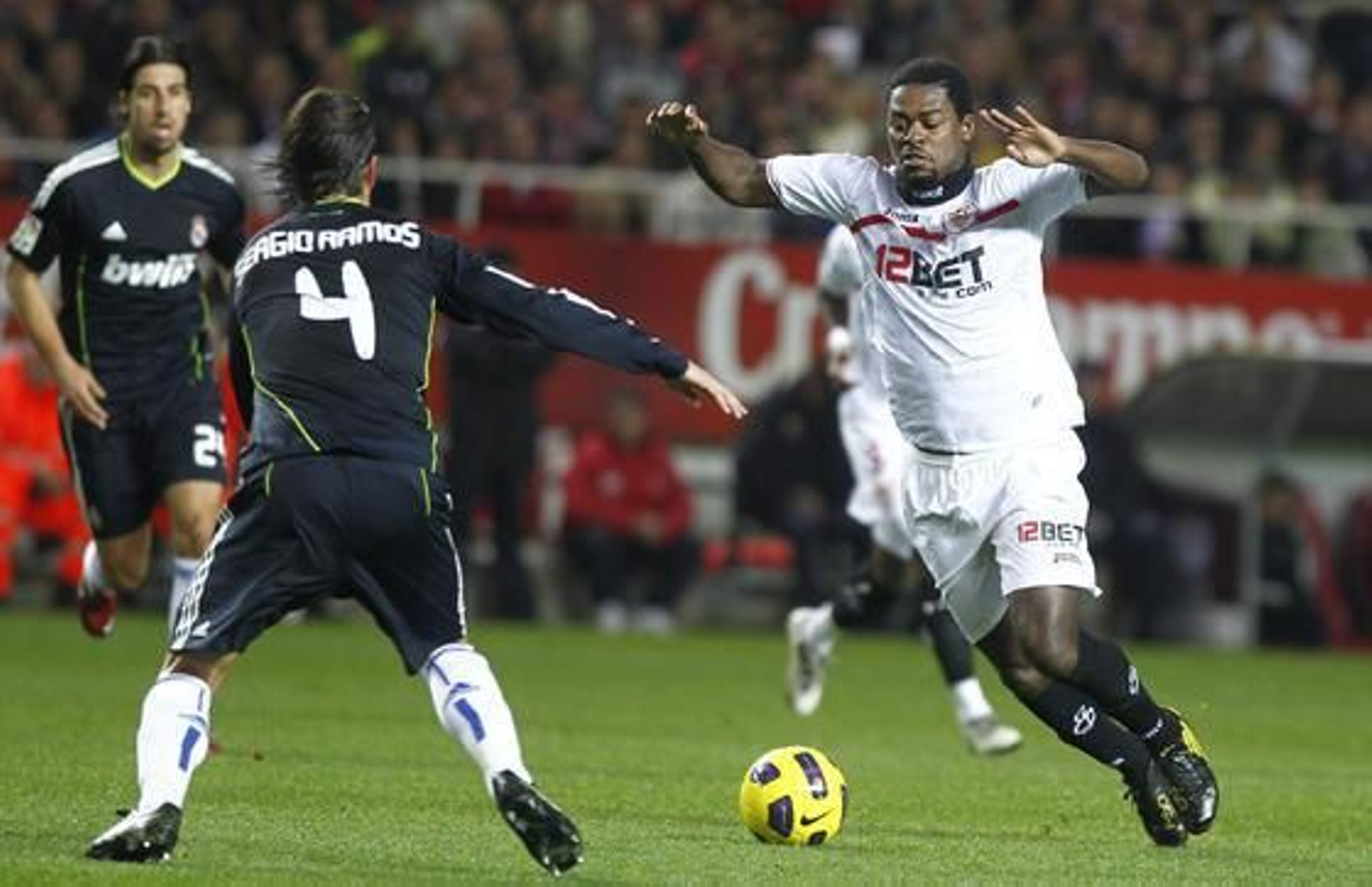 Romaric disputa una pelota con Ramos. / Antonio Pizarro
