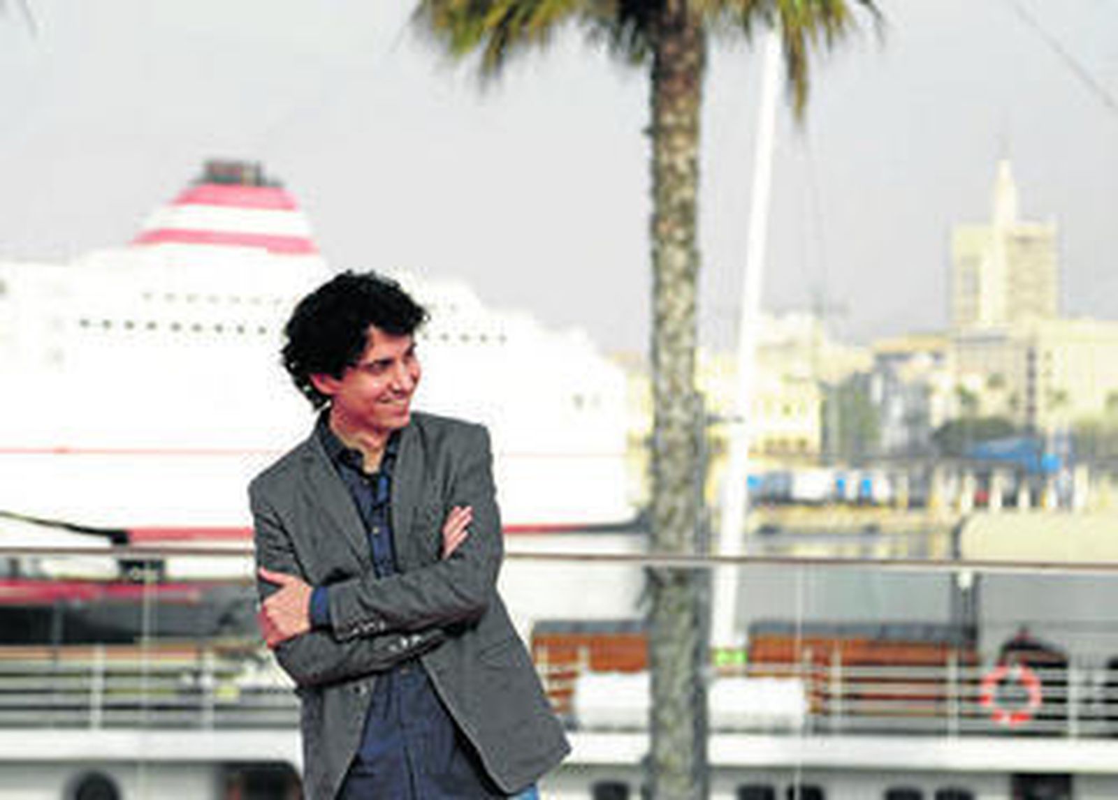 Jonás Trueba, ayer, en el Muelle Uno poco antes de la rueda de prensa de 'Los exiliados románticos'.