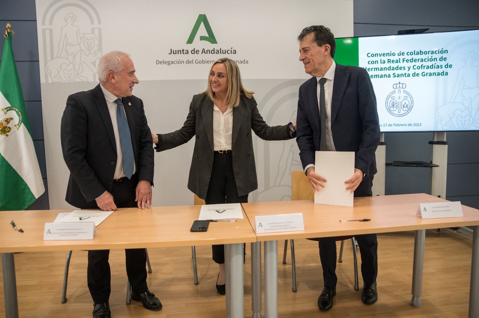 Momento de la firma del patrocinio del Metro y la  Hermandad de Cofradías de Granada