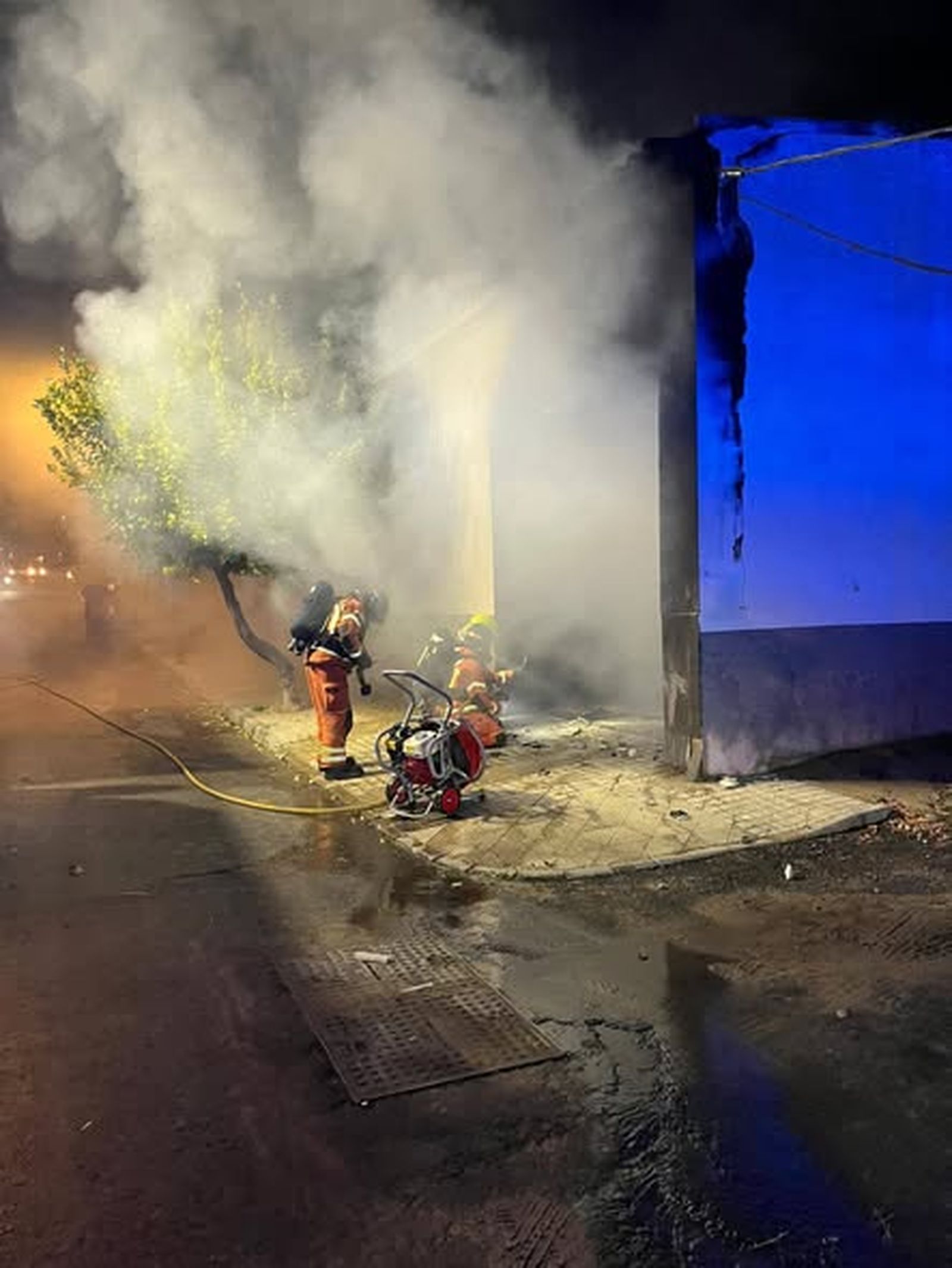 Los bomberos sofocando el incendio