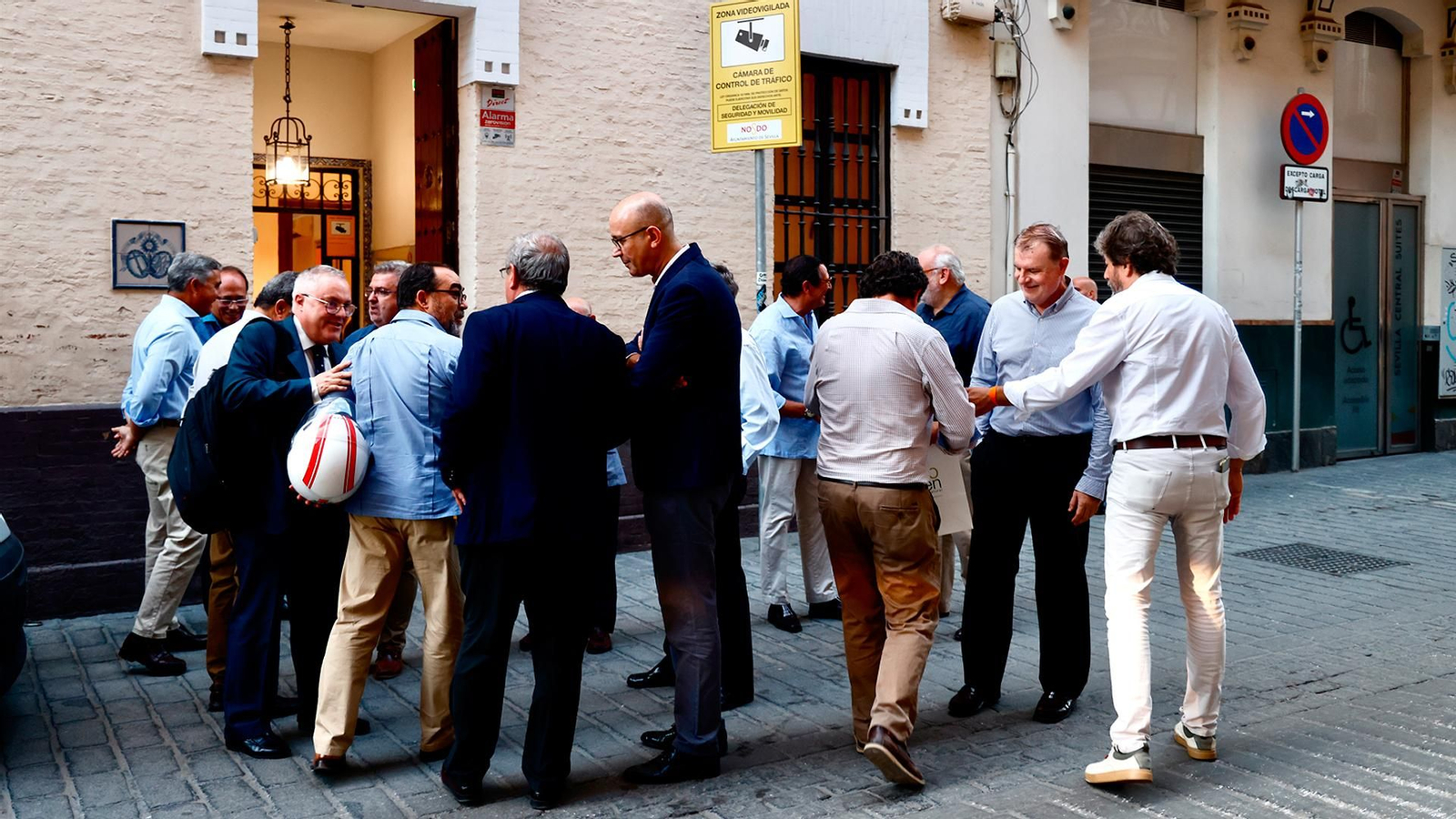 Los hermanos mayores se saludan antes de la asamblea a las puertas del Consejo