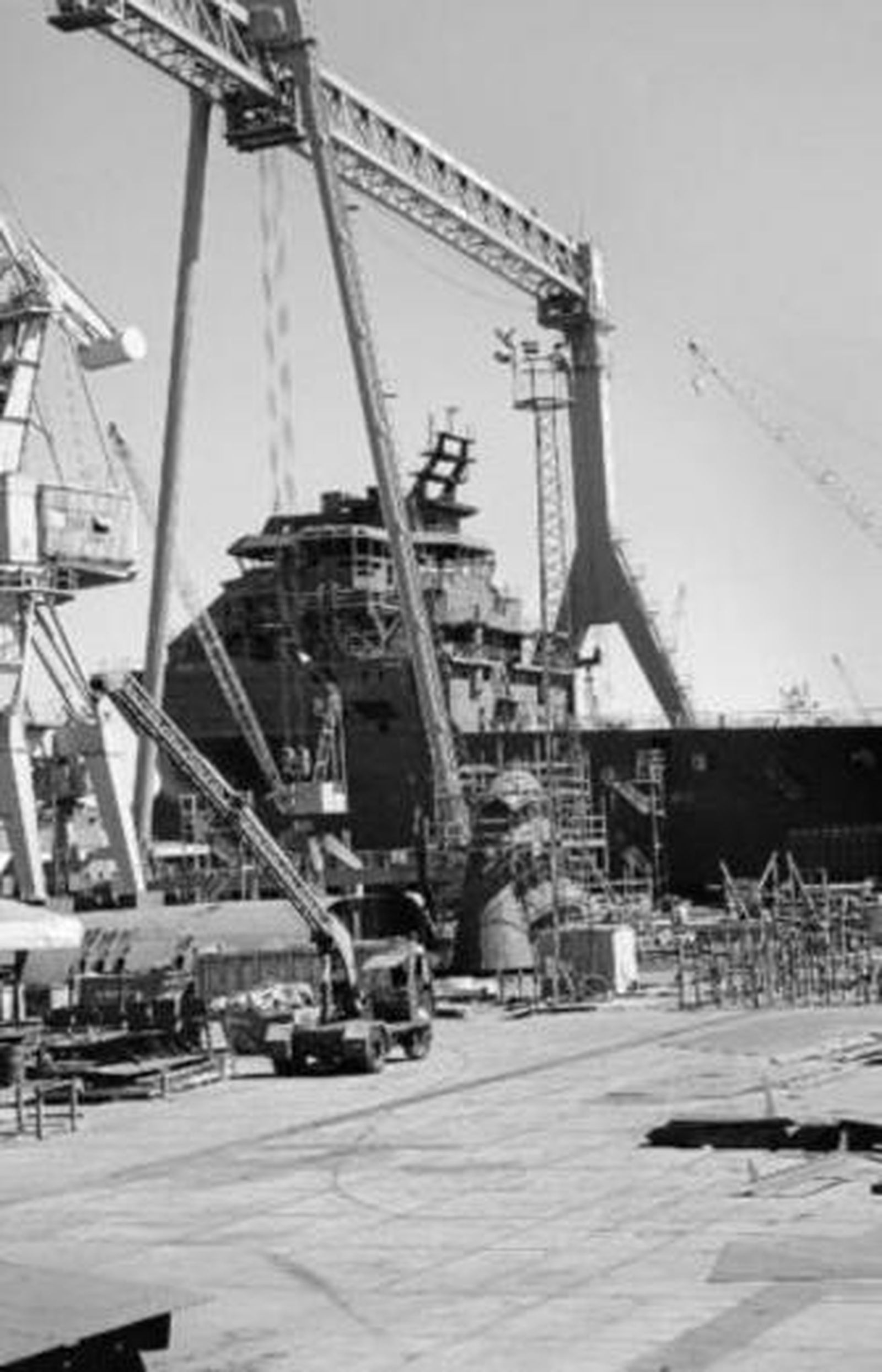 Uno de los barcos en construcción en Astilleros, ahora paralizado.