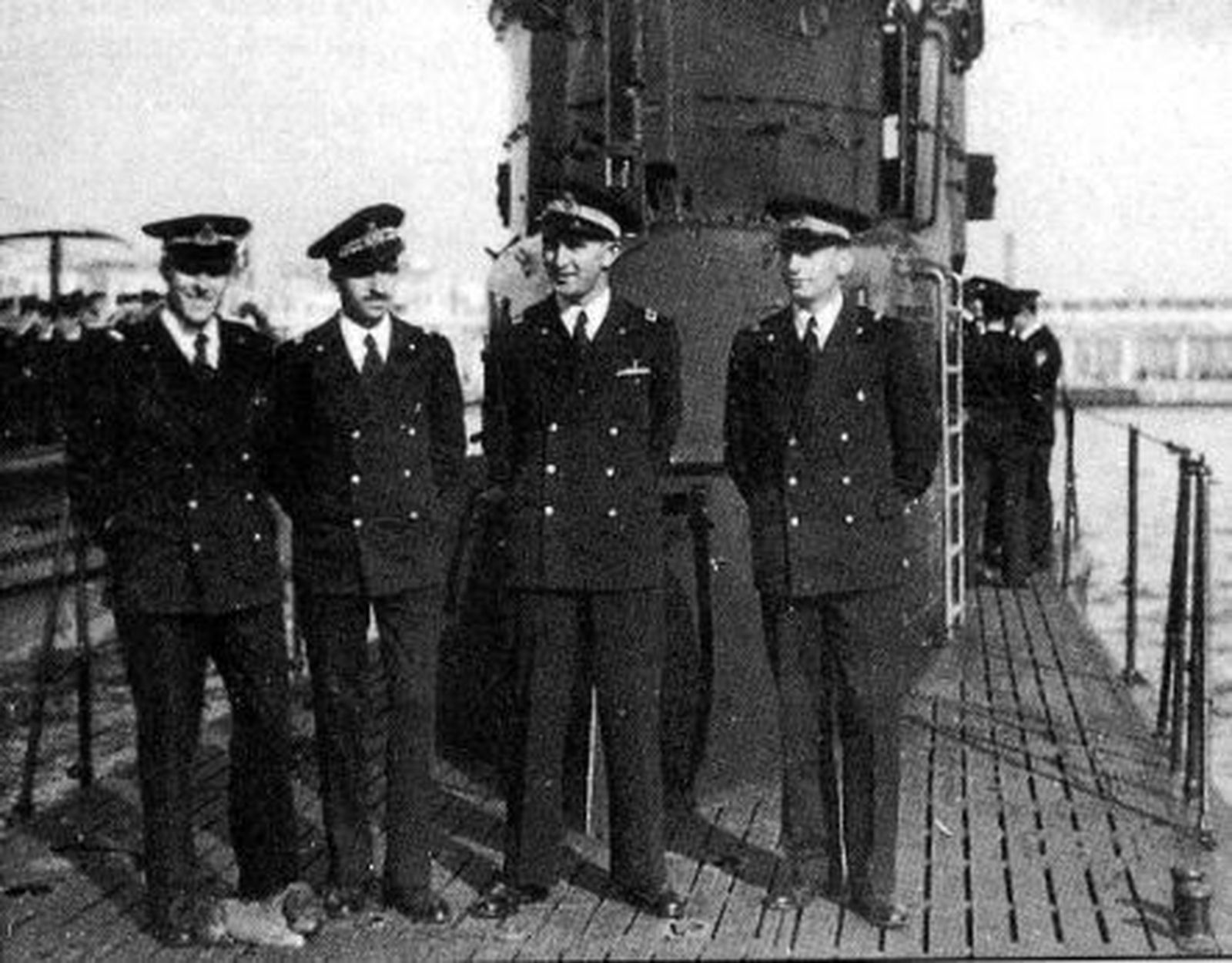 El entonces Tenente del Genio Navale Teseo Tesei -segundo por la izquierda- en la cubierta del submarino Jalea con el que tomaría parte en la Guerra Civil española