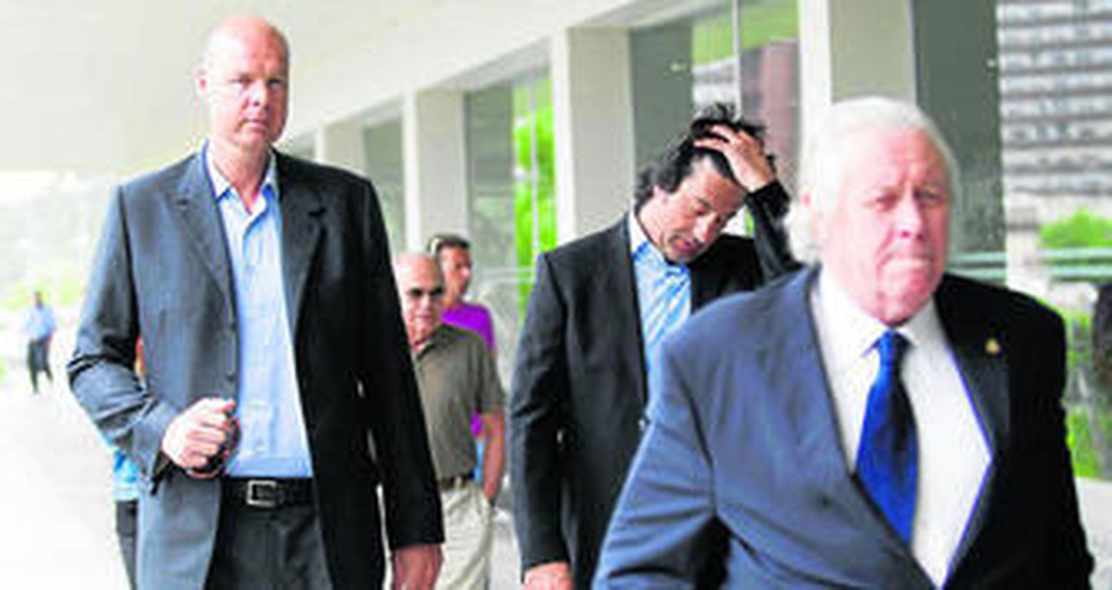 Ferran Martínez, Jordi Villacampa y Emiliano Rodríguez, a su llegada ayer al funeral por Manel Comas.