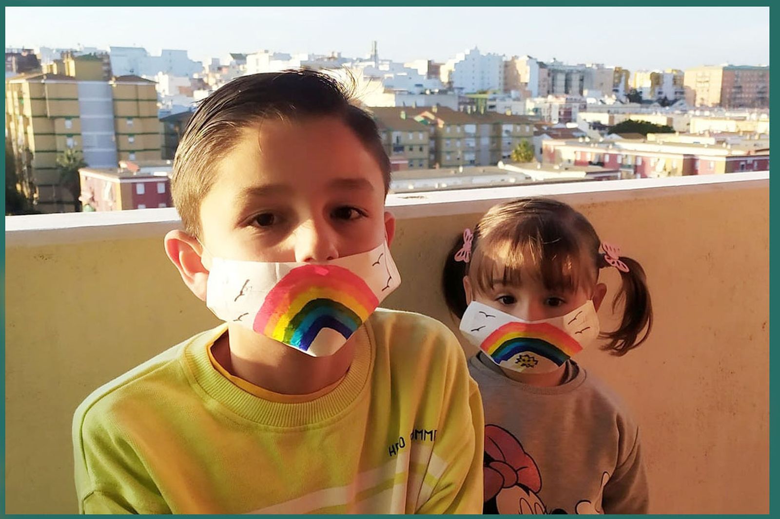 Imágenes de la iniciativa de pintar sonrisas de colores en las mascarillas