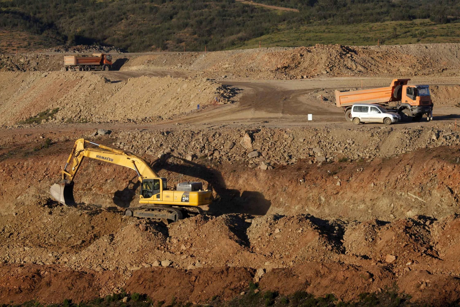 Movimiento de tierras en las obras de la presa de Alcolea a mediados de 2015.