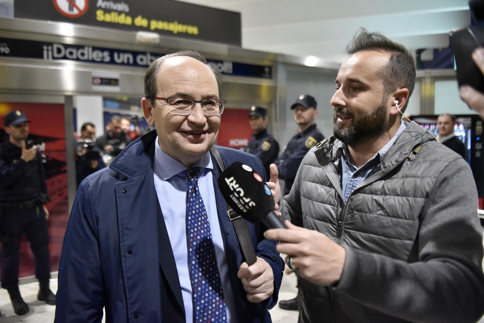 Llegada del Sevilla tras clasificarse a cuartos en Champions