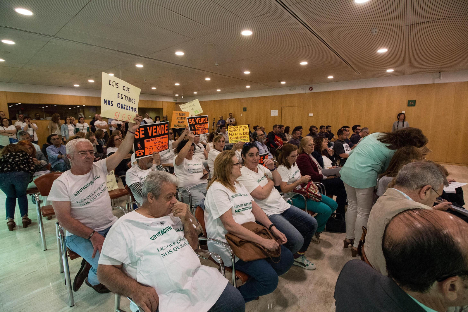 Una perspectiva del Pleno, con los interinos portando camisetas y carteles de protesta.
